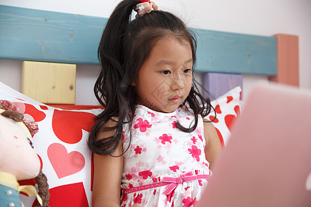 东亚漂亮的东方人可爱的小女孩在卧室玩耍图片