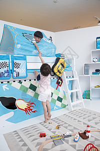 书柜床健康两个小男孩在卧室玩耍图片