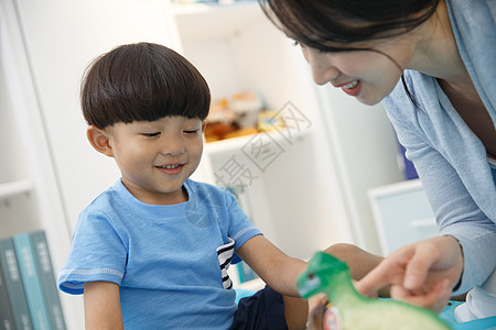 亚洲家庭生活舒适可爱的小男孩和妈妈在卧室玩耍图片