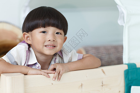 仅一个男孩欢乐休闲可爱的小男孩在玩耍图片