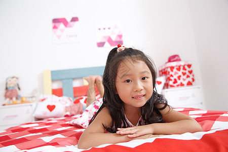 儿童节用品组合可爱的小女孩在卧室玩耍背景