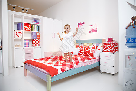 柔软舒适彩色图片可爱的小女孩在卧室玩耍图片