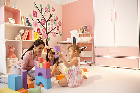 休闲享乐母亲两个小女孩和妈妈在卧室玩耍图片