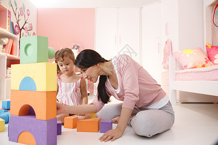 幸福女人水平构图可爱的小女孩和妈妈在卧室玩耍图片