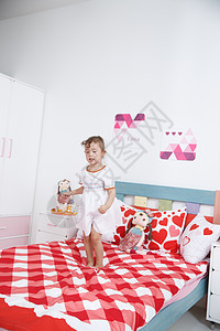 嬉戏的彩色图片家居可爱的小女孩在卧室玩耍图片