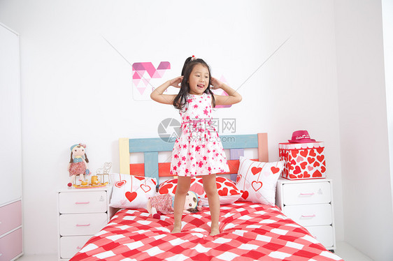 家庭生活人柔软可爱的小女孩在卧室玩耍图片