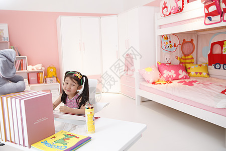 幸福幼儿园学童床小女孩在卧室图片
