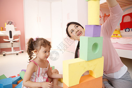 家庭生活两个人多种族可爱的小女孩和妈妈在卧室玩耍图片