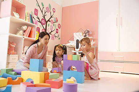 柔和单亲家庭漂亮的两个小女孩和妈妈在卧室玩耍图片
