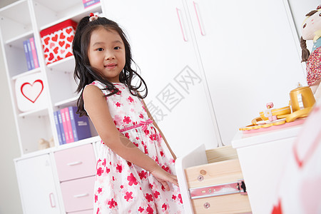 柔软人可爱的小女孩在卧室玩耍图片