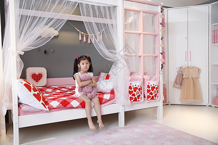 粉色室内娱乐室仅女孩幼儿园学童小女孩在卧室背景