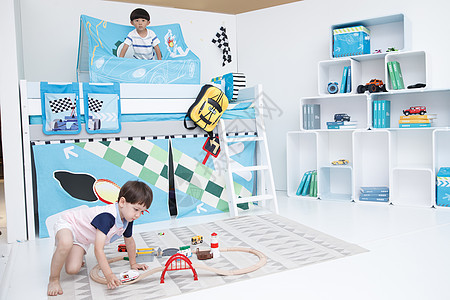 学龄前儿童仅男孩娱乐室两个小男孩在卧室玩耍图片