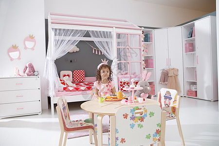 玩具华贵儿童房可爱的小女孩在卧室玩耍图片