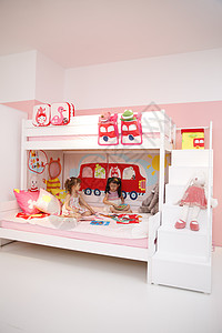 两个人娱乐室粉色可爱的小女孩在卧室玩耍图片