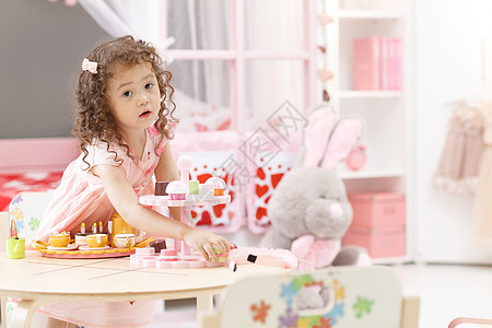 乐趣童年漂亮的可爱的小女孩在卧室玩耍图片