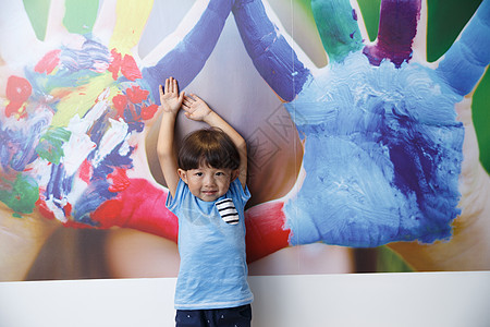 健康儿童房彩色图片可爱的小男孩在玩耍图片
