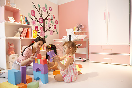 发饰家女儿两个小女孩和妈妈在卧室玩耍图片