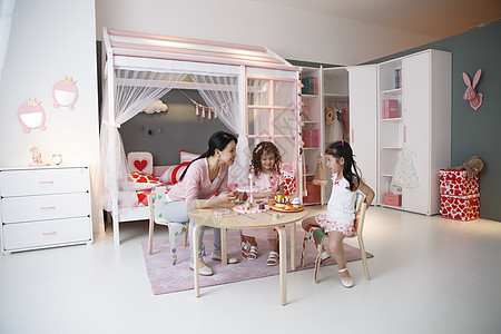 三个人混血儿户内两个小女孩和妈妈在卧室玩耍图片