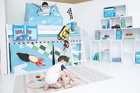 娱乐室健康的玩具两个小男孩在儿童房玩耍图片