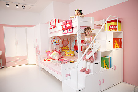 家居休闲娱乐室可爱的小女孩在卧室玩耍图片