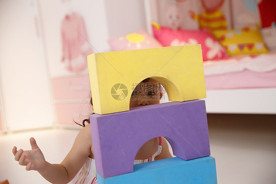 仅儿童奢华彩色图片可爱的小女孩在卧室玩耍图片
