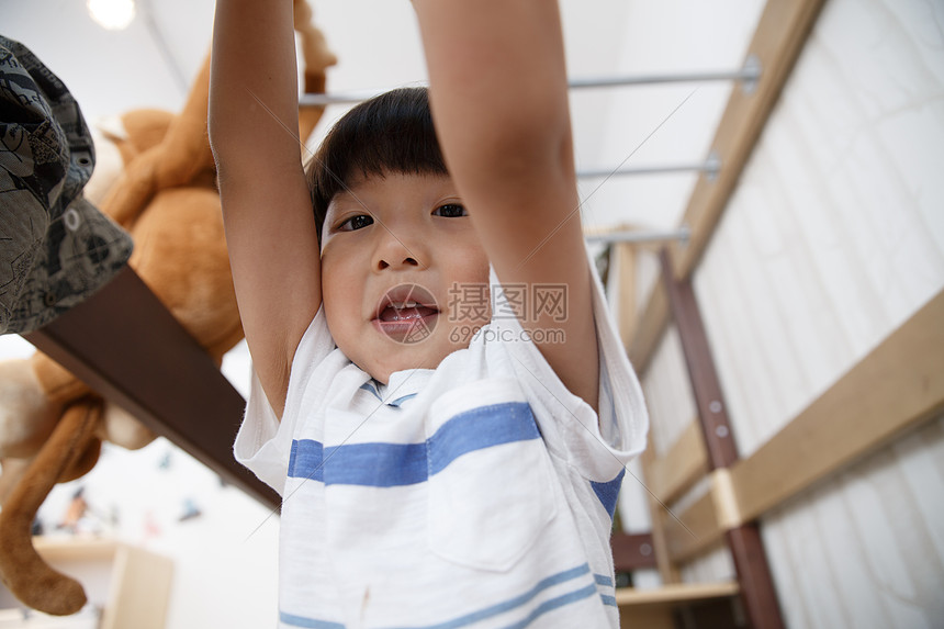 娱乐室彩色图片住宅内部可爱的小男孩在玩耍图片