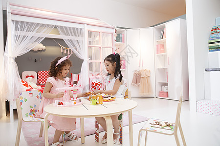 住宅房间3岁到4岁柔和可爱的小女孩在卧室玩耍高清图片