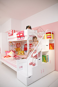 粉色乐趣相伴可爱的小女孩在卧室玩耍图片