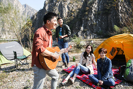 青年男女在山里露营图片