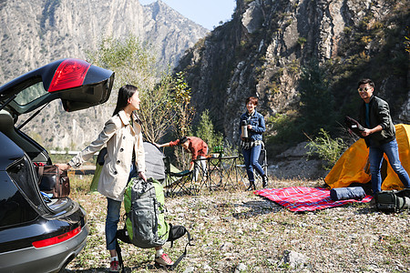 青年男女在山里露营图片