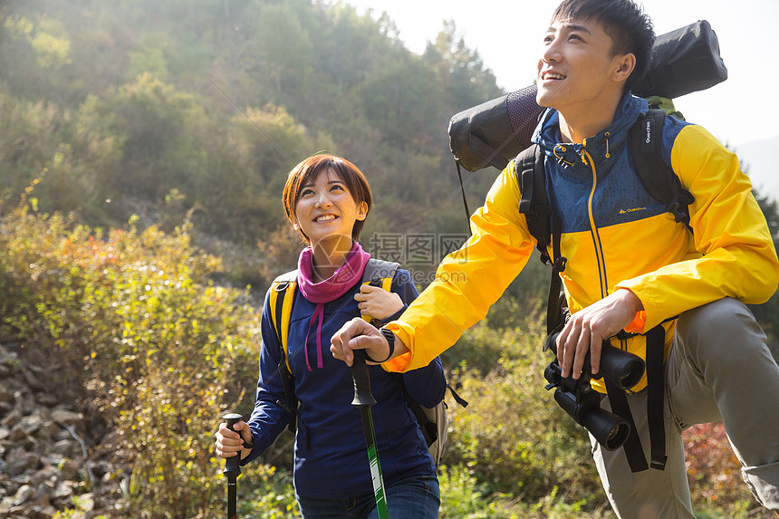 女人攀登环境青年男女登山图片