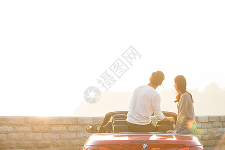 秋天约会的情侣户外活动亚洲人日光青年男女开车出去旅行背景