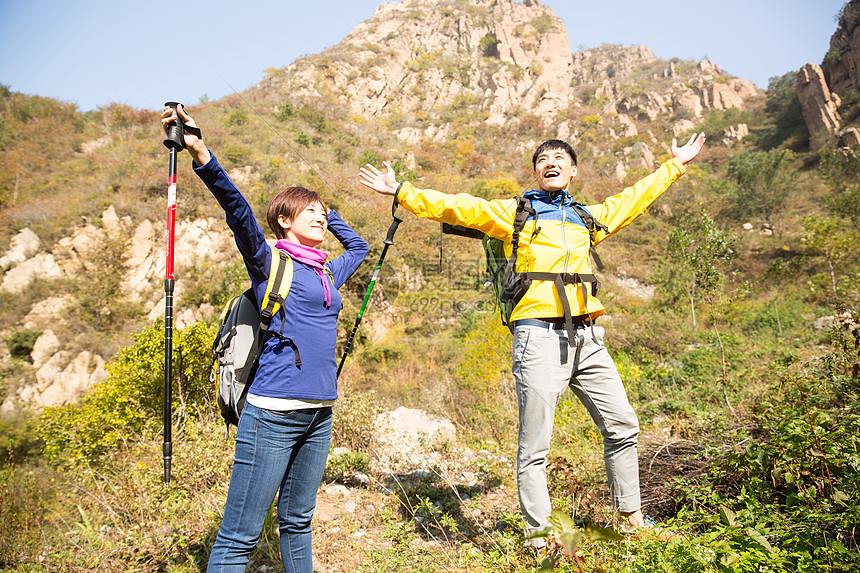 旅行包极限运动青年男女登山图片