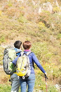 生态旅游健康的攀登青年男女登山高清图片