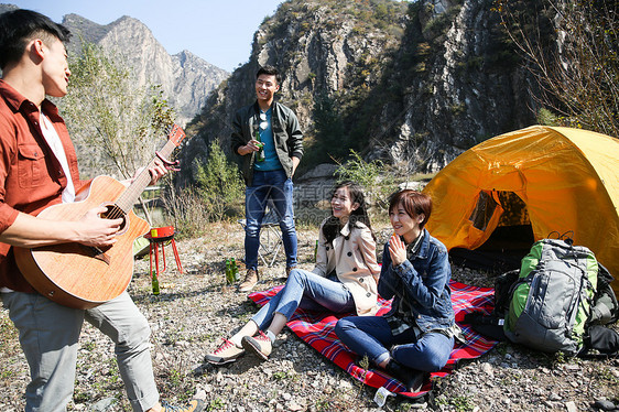 青年男女在山里露营图片