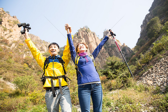 快乐运动服两个人青年男女登山图片