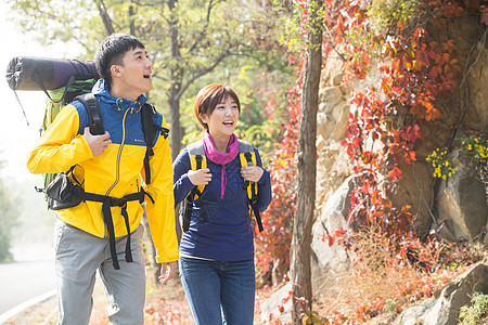 日光环境东亚青年男女登山图片