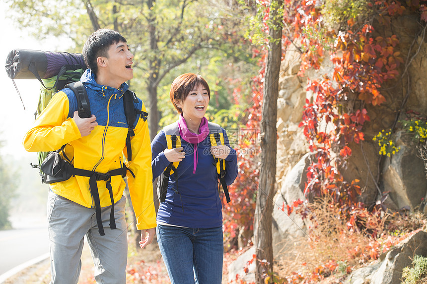 日光环境东亚青年男女登山图片