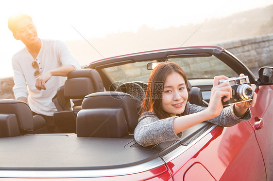成年人20多岁休闲追求青年男女开车出去旅行图片