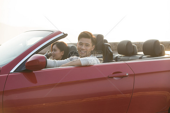 休闲追求亚洲东方人青年男女开车出去旅行图片