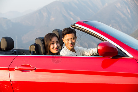 浪漫跑车女人户外活动跑车青年男女开车出去旅行背景