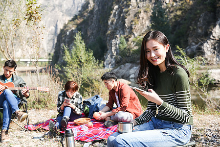 青年男女在山里露营图片