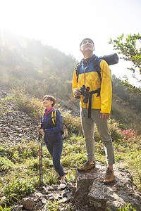 周末活动运动服白昼青年男女登山图片