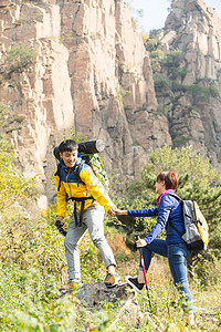 快乐女朋友准备青年男女登山图片