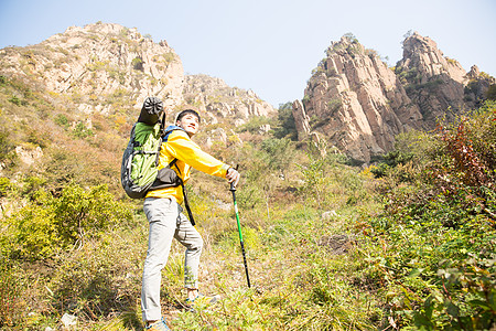 减压偏远的环境青年男人登山图片