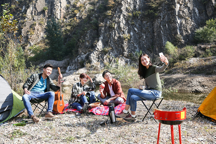 青年男女在山里露营图片