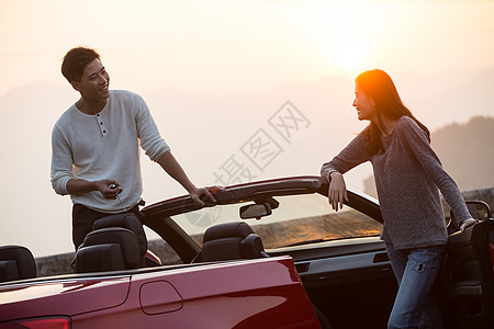 驾驶情侣山路成年人机动车青年男女开车出去旅行背景