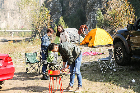 青年男女在山里露营图片