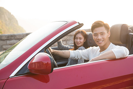 情侣想用享乐无忧无虑汽车内部青年男女开车出去旅行背景