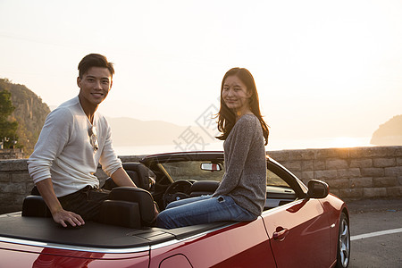 现实的快乐无忧无虑乐趣青年男女开车出去旅行背景